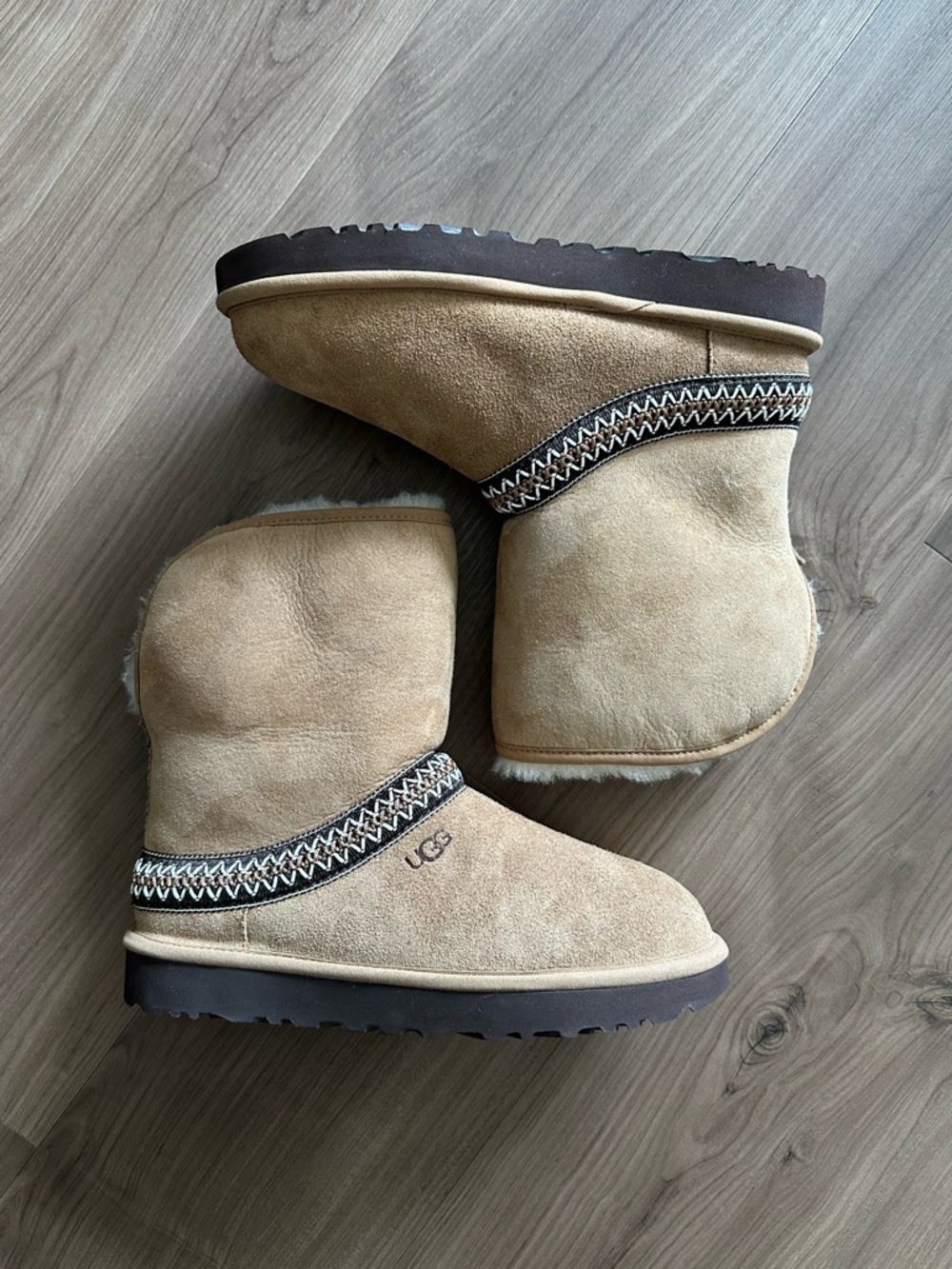 Ugg classic short crescent